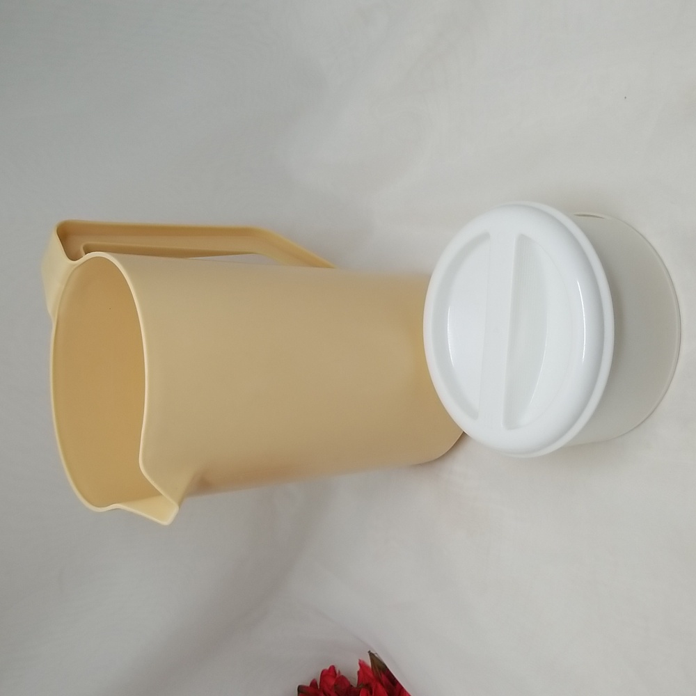 Vintage Rubbermaid Plastic Pitcher - Picture 13 of 14